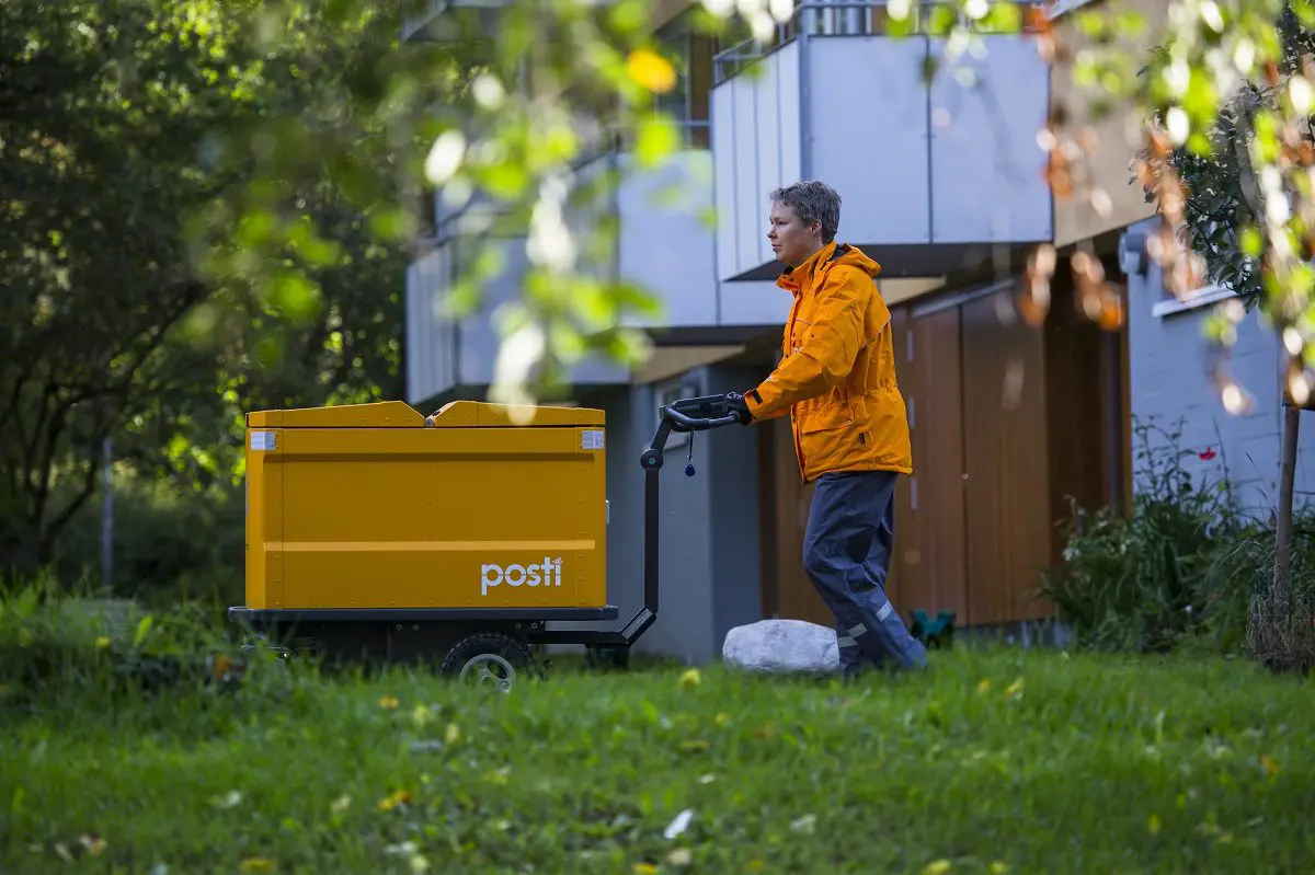 Postin maxijakelukärry sivulta kaupungissa